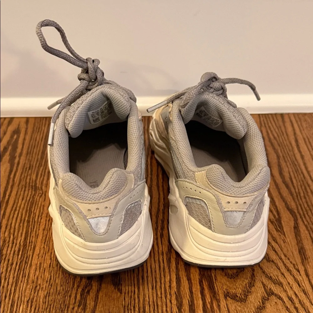Yeezy Boost 700 V2 Cream Male sz 5.5